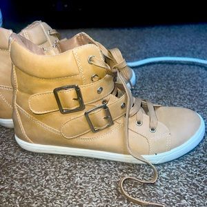 These shoes are in good condition, the measurements are those of the photo